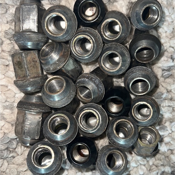 24 Lug nuts - Picture 8 of 13